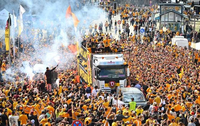 Promotion celebration on the Dresden Terrassenufer in the middle of the historic old town, truck, party truck, the team celebrates on a truck surrounded by their fans on the Elbe, promotion party, celebration, parade truck, parade, SG Dynamo Dresden, soccer, football, 3 league, season 2024 2025, Dresden, promotion to the 2 Bundesliga is perfect, 11 05 2025,