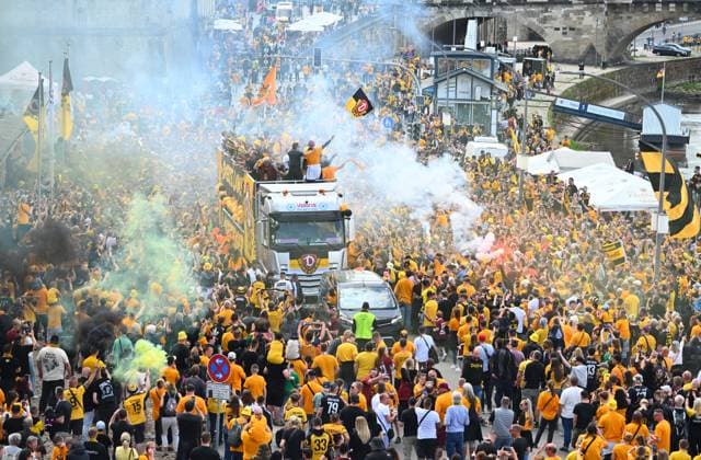 Promotion celebration on the Dresden Terrassenufer in the middle of the historic old town, truck, party truck, the team celebrates on a truck surrounded by their fans on the Elbe, promotion party, celebration, parade truck, parade, SG Dynamo Dresden, soccer, football, 3 league, season 2024 2025, Dresden, promotion to the 2 Bundesliga is perfect, 11 05 2025,