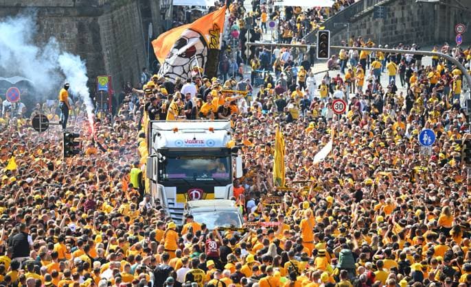 Promotion celebration on the Dresden Terrassenufer in the middle of the historic old town, truck, party truck, the team celebrates on a truck surrounded by their fans on the Elbe, promotion party, celebration, parade truck, parade, SG Dynamo Dresden, soccer, football, 3 league, season 2024 2025, Dresden, promotion to the 2 Bundesliga is perfect, 11 05 2025,