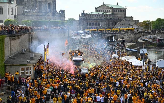 Promotion celebration on the Dresden Terrassenufer in the middle of the historic old town, truck, party truck, the team celebrates on a truck surrounded by their fans on the Elbe, promotion party, celebration, parade truck, parade, SG Dynamo Dresden, soccer, football, 3 league, season 2024 2025, Dresden, promotion to the 2 Bundesliga is perfect, 11 05 2025,