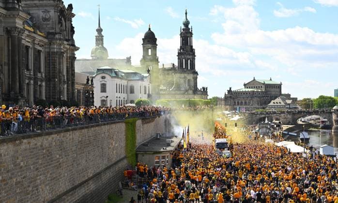 Promotion celebration on the Dresden Terrassenufer in the middle of the historic old town, truck, party truck, the team celebrates on a truck surrounded by their fans on the Elbe, promotion party, celebration, parade truck, parade, SG Dynamo Dresden, soccer, football, 3 league, season 2024 2025, Dresden, promotion to the 2 Bundesliga is perfect, 11 05 2025,
