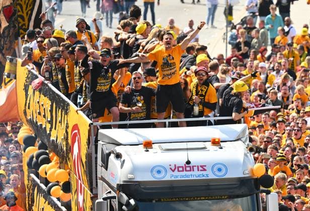 Promotion celebration on the Dresden Terrassenufer in the middle of the historic old town, truck, party truck, the team celebrates on a truck surrounded by their fans on the Elbe, promotion party, celebration, parade truck, parade, SG Dynamo Dresden, soccer, football, 3 league, season 2024 2025, Dresden, promotion to the 2 Bundesliga is perfect, 11 05 2025,