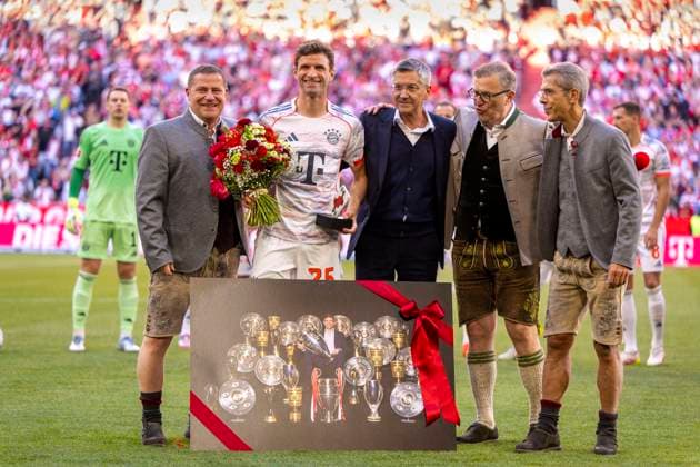 10 05 2025, Soccer 1 Bundesliga 2024 2025, 33 Matchday, FC Bayern Munich Borussia Mönchengladbach, at the Allianz Arena Munich Thomas Müller FC Bayern Munich receives flowers and a photo with all the trophies he has won for his farewell from left