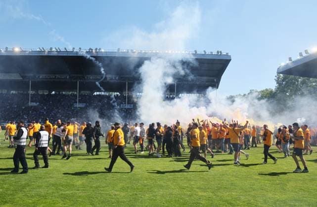 Mannheim, 10.05.2025, Carl Benz Stadion, Fussball, 3.Liga, 37.Spieltag , SV Waldhof Mannheim vs. SG Dynamo Dresden , Dresden jubelt nach dem Spiel. Dynamo ist Aufsteiger in die 2.Bundesliga. , Im Bild; Dynamo Fans feiern. , Nur zur redaktionellen Nutzung. Only editorial use. , DFB DFL regulations prohibit any use of photographs as image sequences and or quasi-video. , *** Mannheim, 10 05 2025, Carl Benz Stadion, Soccer, 3 Liga, 37 Matchday , SV Waldhof Mannheim vs SG Dynamo Dresden , Dresden cheers after the match Dynamo is promoted to the 2 Bundesliga , In the picture Dynamo fans celebrate , For editorial use only , DFB DFL regulations prohibit any use of photographs as image sequences and or quasi video , Picture Point