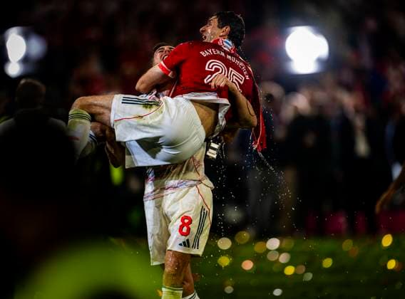 10 05 2025, Soccer 1 Bundesliga 2024 2025, Matchday 33, FC Bayern Munich Borussia Mönchengladbach, in the Allianz Arena Munich Award ceremony of the German champion, FC Bayern celebrates its 34 championship after the end of the match Thomas Müller FC Bayern Munich is carried all wet after a beer shower during his farewell speech by Leon Goretzka FC Bayern Munich to the fans