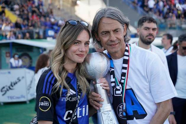 Filippo Inzaghi, allenatore Pisa insieme alla moglie ...durante la partita tra Pisa Festa Promozione serie A 10 09 2025 del Campionato italiano di calcio SerieB BKT 2024 2025 - Stadio Romeo Anconetani-Cetilar Arena Pisa, Italia -10 Maggio 2025 - (foto di Alessandro La Rocca LaPresse)  Copyright: xLaPresse- AlessandroxLaxRoccax