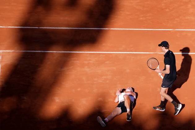 Jannik Sinner provides assistance to Jasper De Jong (NED) during the 3th round of the ATP, Tennis Herren Master 1000 Internazionali BNL d™Italia tournament at Foro Italico on May 11, 2025 (Alfredo Falcone LaPresse)  Copyright: xAlfredoxFalcone LaPressex