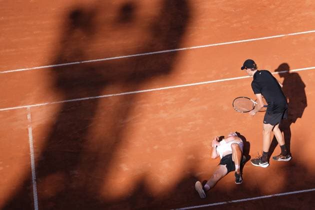 Jannik Sinner provides assistance to Jasper De Jong (NED) during the 3th round of the ATP, Tennis Herren Master 1000 Internazionali BNL d™Italia tournament at Foro Italico on May 11, 2025 (Alfredo Falcone LaPresse)  Copyright: xAlfredoxFalcone LaPressex