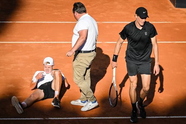 Sport Bilder des Tages May 12, 2025, Rome, Italy, Italy: Jesper DE JONG of Netherlands looks injured and Jannik SINNER of Italy during the seventh day of Internazionali BNL D Italia 2025, Masters 1000 tennis tournament at Foro Italico on May 12, 2025 in Rome, Italy. Rome Italy - ZUMAm308 20250512_zsp_m308_022 Copyright: xMatthieuxMirvillex