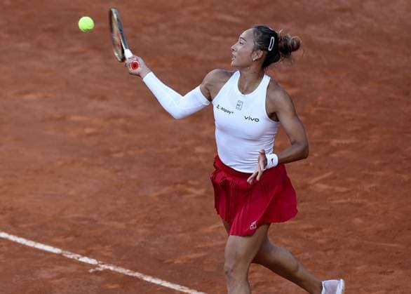 (250513) -- ROME, May 13, 2025 -- Zheng Qinwen returns a shot during the women s singles round of 16 match between Zheng Qinwen of China and Bianca Andreescu of Canada at the WTA, Tennis Damen Italian Open in Rome, Italy, May 12, 2025. ) (SP)ITALY-ROME-TENNIS-WTA-ITALIAN OPEN-ZHENG QINWEN VS ANDREESCU LixJing 