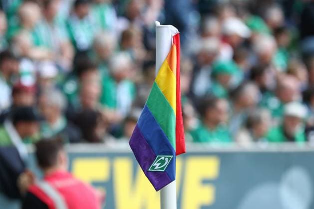 10 05 2025, xtgx, Soccer 1 Bundesliga, SV Werder Bremen RB Leipzig, v l symbol photo, symbol image, symbol flag corner flag club logo logo crest emblem rainbow diversity Pride DFL DFB REGULATIONS PROHIBIT ANY USE OF PHOTOGRAPHS as IMAGE SEQUENCES and or QUASI VIDEO Bremen