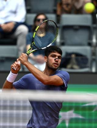 May 13, 2025, Rome: Carlos Alcaraz of Spain in action during his men s singles round of 16 match against Karen Khachanov of Russia (not pictured) at the Italian Open tennis tournament in Rome, Italy, 13 May 2025. ANSA ETTORE FERRARI Italian Open Tennis Tournament - Day 7  - ZUMAa110 20250513_zaf_a110_001 Copyright: xEttorexFerrarix