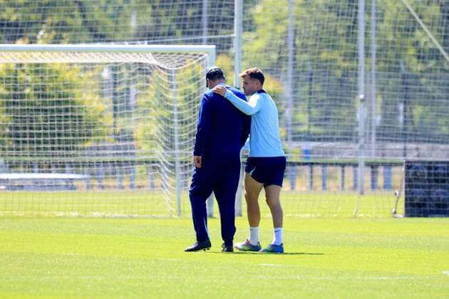 DEU, DFL, 2 FBL Hertha BSC, Training, 13 05 2025, Sportforum, Berlin, DEU, DFL, 2 FBL Hertha BSC, Training, im Bild Torwarttrainer Andreas Menger Hertha BSC Berlin , Florian Niederlechner Hertha BSC Berlin 7 DFL regulations prohibit any use of Photographs as image sequences and or quasi video nordphotoxGmbHx xEngler nph00076
