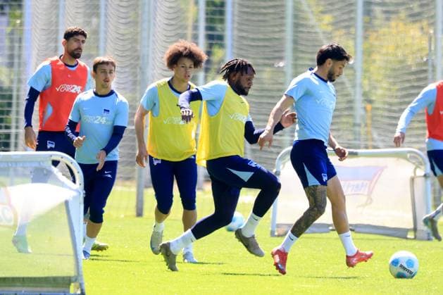 DEU, DFL, 2 FBL Hertha BSC, Training, 13 05 2025, Sportforum, Berlin, DEU, DFL, 2 FBL Hertha BSC, Training, im Bild Derry Scherhant Hertha BSC Berlin 39 , Deyovaisio Zeefuik Hertha BSC Berlin 42 , Andreas Bouchalakis Hertha BSC Berlin 5 , Michal Karbownik Hertha BSC Berlin 33 , Kevin Sessa Hertha BSC Berlin 8 DFL regulations prohibit any use of Photographs as image sequences and or quasi video nordphotoxGmbHx xEngler nph00076