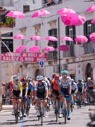 The pack rides during the stage 4 of the Giro d™Italia from Alberobello (Pietramadre) to Lecce, Italy - Tuesday, May 13, 2025. - cycling.  Copyright: xFabioxFerrari LaPressex
