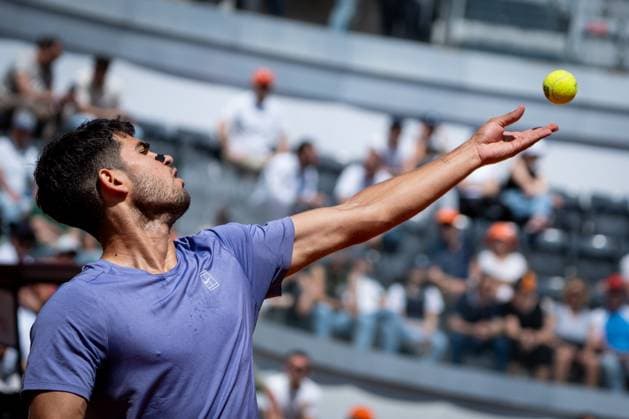 Karen Khachanov plays against Carlos Alcaraz of Spain in the Men s Singles Round during Day Nine of the Internazionali BNL D Italia 2025 Italian Open at Foro Italico in Rome, Italy, on 13 May 2025 Carlos Alcaraz of Spain plays against Karen Khachanov in the Men s Singles Round during Day Nine of the Internazionali BNL D Italia 2025 Italian Open at Foro Italico in Rome, Italy, on 13 May 2025, Credit:Stefano Costantino TTL Avalon Italy, Rome  Copyright: xStefanoxCostantinoxTTLx xAvalonx 0998551271