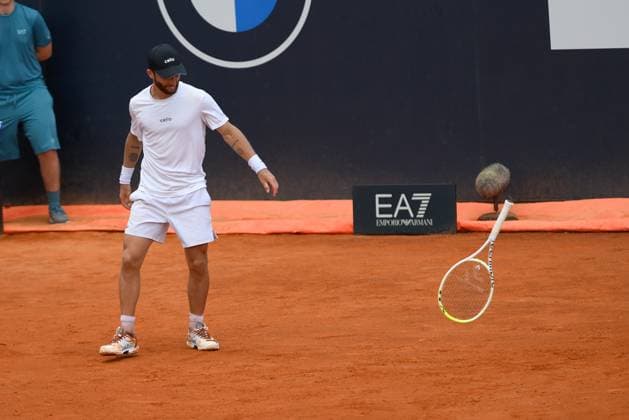Foto IPP Cavaliere Emiliano. Roma 13 05 2025. Tennis Internazionali d Italia 2025. Nella foto: Corentin Moutet lancia la racchetta per terra. Italy Photo Press - World Copyright italy ITALY  Copyright: xR4924_italyphotopressx