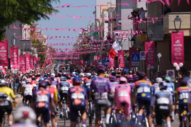 The pack rides during the stage 4 of the Giro d™Italia from Alberobello (Pietramadre) to Lecce, Italy - Tuesday, May 13, 2025. - cycling.  Copyright: xFabioxFerrari LaPressex