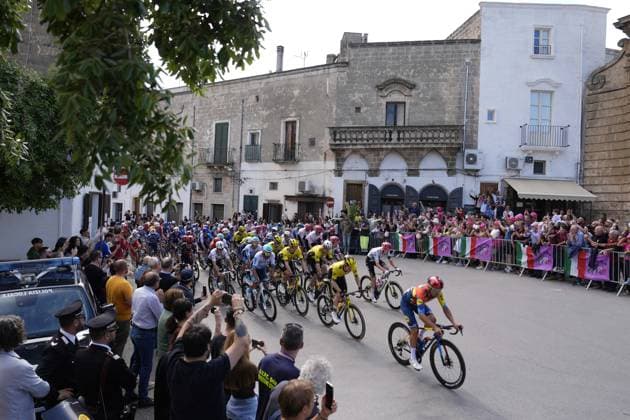The pack rides during the stage 4 of the Giro d™Italia from Alberobello (Pietramadre) to Lecce, Italy - Tuesday, May 13, 2025. - cycling.  Copyright: xFabioxFerrari LaPressex