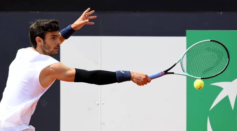 May 13, 2025, Rome: Lorenzo Musetti of Italy in action during his men s singles round of 16 match against Daniil Medvedev of Russia (not pictured) at the Italian Open tennis tournament in Rome, Italy, 13 May 2025. ANSA ETTORE FERRARI Italian Open Tennis Tournament - Day 7  - ZUMAa110 20250513_zaf_a110_013 Copyright: xEttorexFerrarix