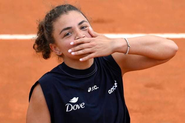 Sport Bilder des Tages Jasmine Paolini of Italy celebrates at the end of the match against Diana Shnaider of Russia at the Internazionali BNL d Italia 2025 tennis tournament at Foro Italico in Rome, Italy on May 13, 2025. Jasmine Paolini of Italy won 6-7, 6-4, 6-2. AndreaxStaccioli