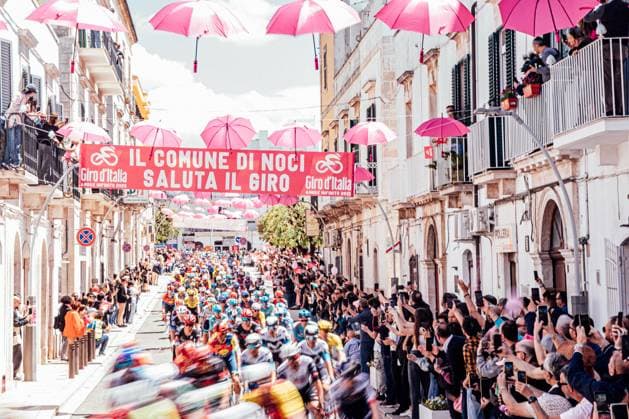 2025 Giro d Italia Stage 4 Picture by Zac Williams SWpix.com - 13 05 2025 - Cycling - 2025 Giro d Italia Stage 4, Alberobello to Lecce, Italy - The peloton rolls through Noci. Copyright: x xSWpix.comx(t axPhotographyxHubxLtd)xZacxWilliams SWpix.comx SWP-2645