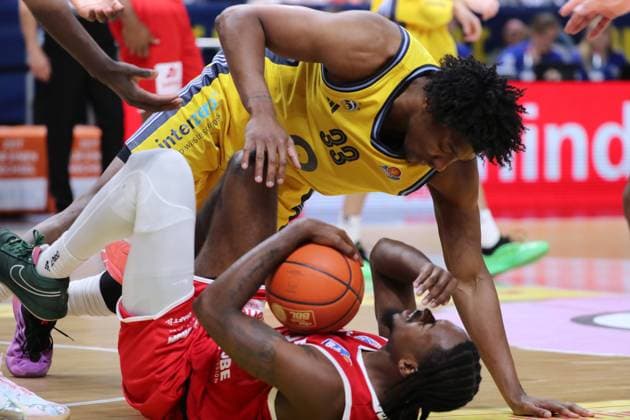 Sport Themen der Woche KW20 Sport Bilder des Tages David McCormack, Ty Brewer Zweikampf Spielszene Aktion Basketball BBL Bundesliga Herren Play In Saison 2024 2025 13.05.2025 ALBA Berlin vs Syntainics MBC *** David McCormack, Ty Brewer duel Match scene Action Sport Basketball BBL Bundesliga Mens Play In Season 2024 2025 13 05 2025 ALBA Berlin vs Syntainics MBC