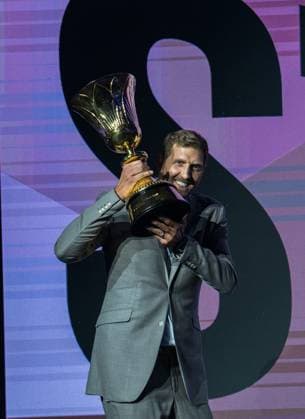 Bilder des Jahres 2025, Sport 05 Mai Sport Themen der Woche KW20 Sport Bilder des Tages FIBA BASKETBALL WORLD CUP 2027 QUALIFIERS DRAW IN DOHA Former Germany national team, Nationalteam captain Dirk Nowitzki carries the FIBA Basketball World Cup trophy to the stage during the FIBA Basketball World Cup 2027 Qualifiers official draw in Doha, Qatar, on May 13, 2025. DOHA Qatar Copyright: xNOUSHADx
