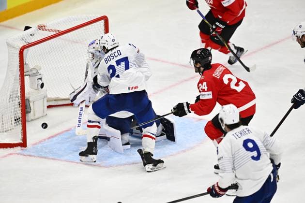 STOCKHOLM, SWEDEN 20250513 Canada scoring 5 0 behind France s goalkeeper Julian Junca during the IIHF Ice Hockey World Championship group A match between CAnada and France at Avicii Arena in Stockholm, Sweden, on May 13, 2025 STOCKHOLM SWEDEN x10040x  Copyright: xAndersxWiklund TTx ICE HOCKEY WC CANADA-FRANCE