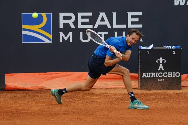 Daniil Medvedev backhand during Internazionali BNL d Italia, International Tennis match in Rome, Italy, May 14 2025  Copyright: xGiorgioxMaiozzi IPAxSportx xipa-agency.netx xx IPA_57652998 IPA_Agency_IPA57652998
