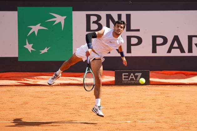 TENNIS - Internazionali di Tennis - Internazionali BNL d Italia Lorenzo Musetti serve during Internazionali BNL d Italia, International Tennis match in Rome, Italy, May 14 2025 Rome Italy  Copyright: xIPAxSport ABACAx