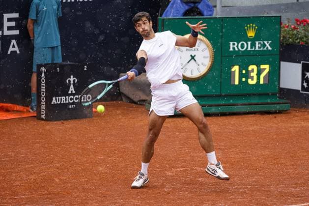 TENNIS - Internazionali di Tennis - Internazionali BNL d Italia Lorenzo Musetti forehand while is raining during Internazionali BNL d Italia, International Tennis match in Rome, Italy, May 14 2025 Rome Italy  Copyright: xIPAxSport ABACAx