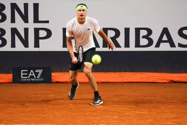 TENNIS - Internazionali di Tennis - Internazionali BNL d Italia Alexander Zverev watching the ball during Internazionali BNL d Italia, International Tennis match in Rome, Italy, May 14 2025 Rome Italy  Copyright: xIPAxSport ABACAx