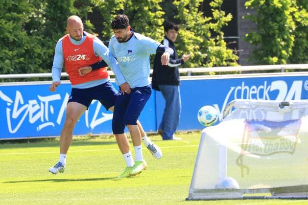 DEU, DFL, 2 FBL Hertha BSC, Training, 14 05 2025, Sportforum, Berlin, DEU, DFL, 2 FBL Hertha BSC, Training, im Bild Toni Leistner Hertha BSC Berlin 37 , Andreas Bouchalakis Hertha BSC Berlin 5 DFL regulations prohibit any use of Photographs as image sequences and or quasi video nordphotoxGmbHx xEngler nph00076