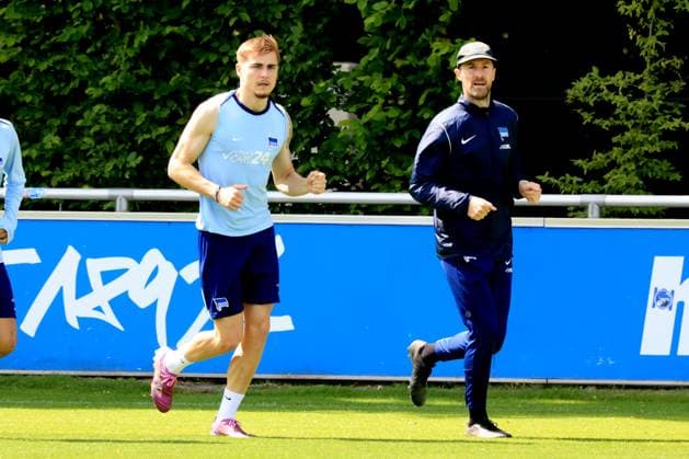 DEU, DFL, 2 FBL Hertha BSC, Training, 14 05 2025, Sportforum, Berlin, DEU, DFL, 2 FBL Hertha BSC, Training, im Bild Marten Winkler Hertha BSC Berlin 22 , Fitnesstrainer Hendrik Vieth Hertha BSC DFL regulations prohibit any use of Photographs as image sequences and or quasi video nordphotoxGmbHx xEngler nph00076