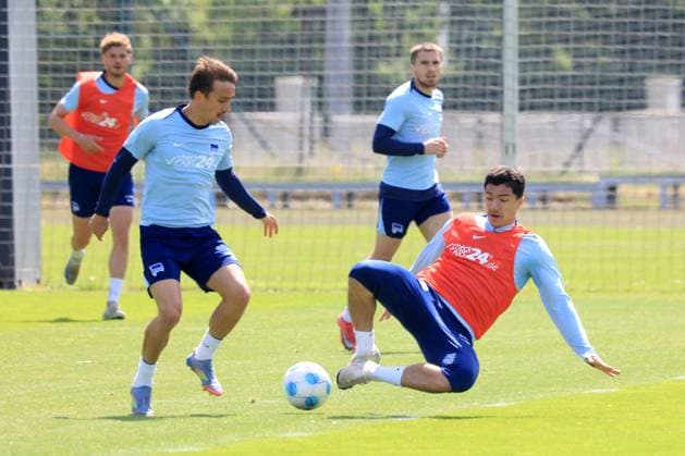 DEU, DFL, 2 FBL Hertha BSC, Training, 14 05 2025, Sportforum, Berlin, DEU, DFL, 2 FBL Hertha BSC, Training, in the picture head coach Stefan Leitl Hertha BSC Berlin , Florian Niederlechner Hertha BSC Berlin 7 , Andreas Bouchalakis Hertha BSC Berlin 5 , Fabian Reese Hertha BSC Berlin 11 DFL regulations prohibit any use of Photographs as image sequences and or quasi video nordphotoxGmbHx xEngler nph00076