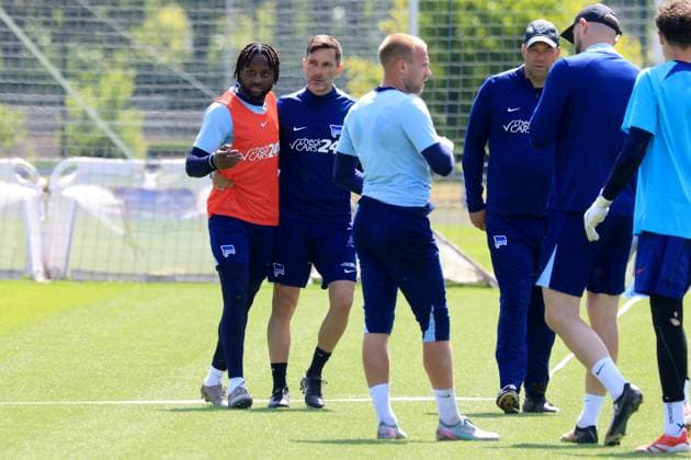 DEU, DFL, 2 FBL Hertha BSC, Training, 14 05 2025, Sportforum, Berlin, DEU, DFL, 2 FBL Hertha BSC, Training, in the picture head coach Stefan Leitl Hertha BSC Berlin , Deyovaisio Zeefuik Hertha BSC Berlin 42 , Jon Dabur Thorsteinsson Hertha BSC Berlin 24 DFL regulations prohibit any use of Photographs as image sequences and or quasi video nordphotoxGmbHx xEngler nph00076
