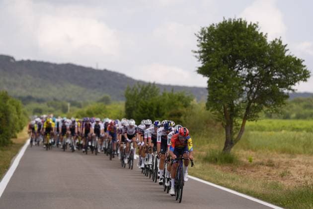 The pack rides cycles through the 5 of the Giro d™Italia from Ceglie Messapica to Matera, Italy - Wednesday, May 14, 2025. - cycling.  Copyright: xFabioxFerrarix xLaPressex