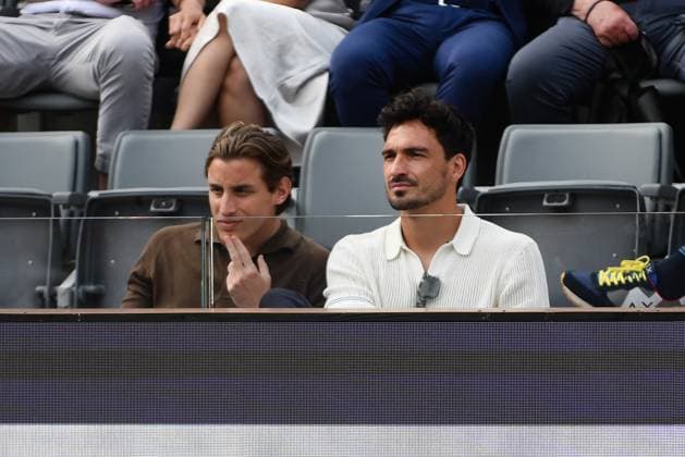 Foto IPP Cavaliere Emiliano. Roma 14 05 2025. Tennis Internazionali d Italia 2025. Nella foto: Edoardo Bove e Mats Hummels durante la partita di Carlos Alcaraz. Italy Photo Press - World Copyright italy ITALY  Copyright: xR4924_italyphotopressx