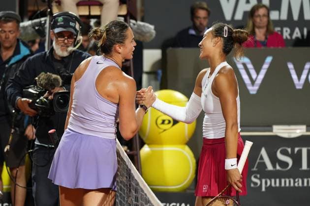 Foto IPP Cavaliere Emiliano. Roma 14 05 2025. Tennis Internazionali d Italia 2025. Nella foto: stretta di mano tra Aruna Sabalenka e Qinwen Zheng. Italy Photo Press - World Copyright italy ITALY  Copyright: xR4924_italyphotopressx