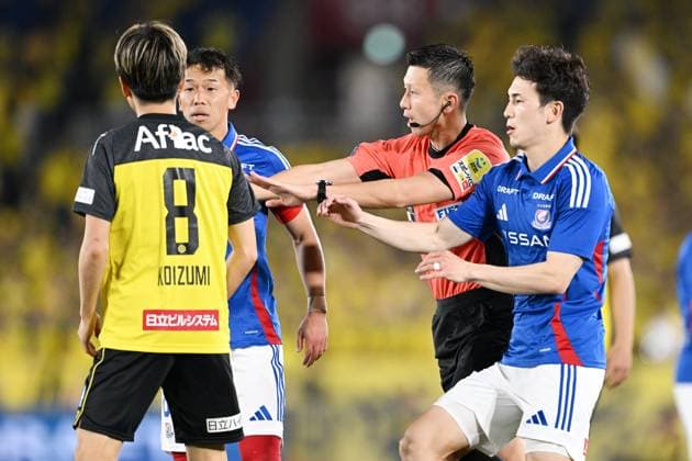 (L-R) Yoshio Koizumi (Reysol), Takuya Kida (F. Marinos), Koki Nagamine Referee, Ren Kato (F. Marinos), MAY 14, 2025 - Football Soccer : 2025 J1 League match between Yokohama F. Marinos 0-2 Kashiwa Reysol at Yokohama International Stadium in Kanagawa, Japan. Noxthirdxpartyxsales  (290491999)