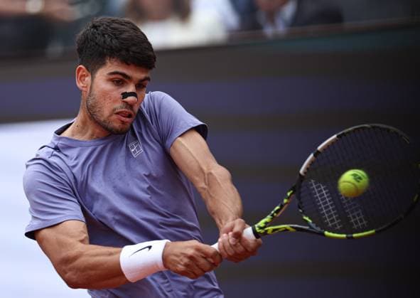 Sport Bilder des Tages (250515) -- ROME, May 15, 2025 -- Carlos Alcaraz returns a shot during the men s singles quarterfinal match between Jack Draper of Britain and Carlos Alcaraz of Spain at the ATP, Tennis Herren Italian Open in Rome, Italy, May 14, 2025. ) (SP)ITALY-ROME-TENNIS-ATP-ITALIAN OPEN-JACK DRAPER VS CARLOS ALCARAZ LixJing 