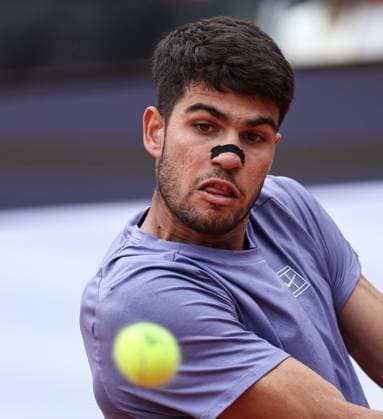 (250515) -- ROME, May 15, 2025 -- Carlos Alcaraz returns a shot during the men s singles quarterfinal match between Jack Draper of Britain and Carlos Alcaraz of Spain at the ATP, Tennis Herren Italian Open in Rome, Italy, May 14, 2025. ) (SP)ITALY-ROME-TENNIS-ATP-ITALIAN OPEN-JACK DRAPER VS CARLOS ALCARAZ LixJing 