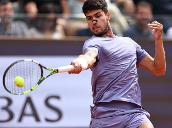 (250515) -- ROME, May 15, 2025 -- Carlos Alcaraz returns a shot during the men s singles quarterfinal match between Jack Draper of Britain and Carlos Alcaraz of Spain at the ATP, Tennis Herren Italian Open in Rome, Italy, May 14, 2025. ) (SP)ITALY-ROME-TENNIS-ATP-ITALIAN OPEN-JACK DRAPER VS CARLOS ALCARAZ LixJing 
