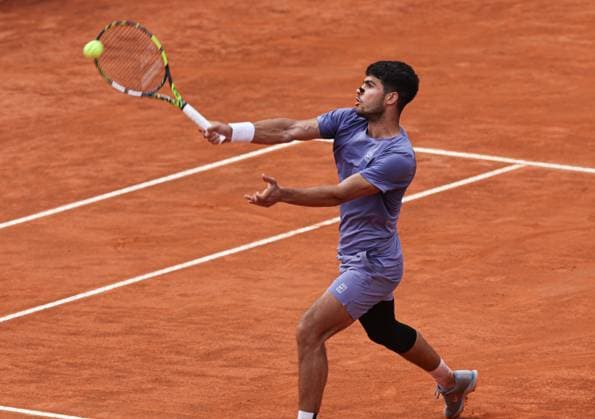 (250515) -- ROME, May 15, 2025 -- Carlos Alcaraz returns a shot during the men s singles quarterfinal match between Jack Draper of Britain and Carlos Alcaraz of Spain at the ATP, Tennis Herren Italian Open in Rome, Italy, May 14, 2025. ) (SP)ITALY-ROME-TENNIS-ATP-ITALIAN OPEN-JACK DRAPER VS CARLOS ALCARAZ LixJing 