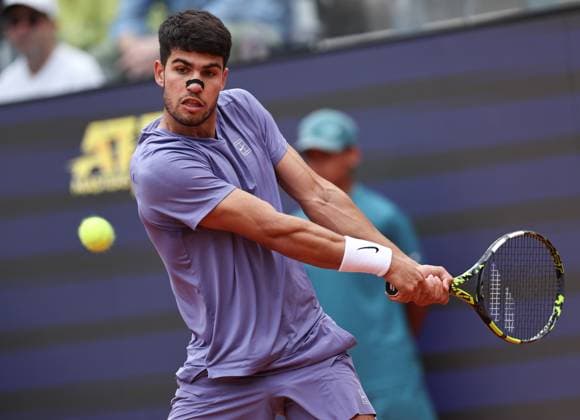 (250515) -- ROME, May 15, 2025 -- Carlos Alcaraz returns a shot during the men s singles quarterfinal match between Jack Draper of Britain and Carlos Alcaraz of Spain at the ATP, Tennis Herren Italian Open in Rome, Italy, May 14, 2025. ) (SP)ITALY-ROME-TENNIS-ATP-ITALIAN OPEN-JACK DRAPER VS CARLOS ALCARAZ LixJing 