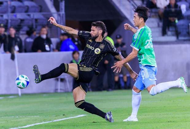 May 14, 2025, Los Angeles, California, USA: Olivier Giroud 9 of the Los Angeles Football Club makes a goal attempt as Kim Kee-hee 20 of the Seattle Sounders FC defends during their regular season MLS, Fussball Herren, USA game on Wednesday May 14, 2025 at the BMO Stadium in Los Angeles, California. LAFC defeats Sounders, 4-0. ARIANA RUIZ PI Los Angeles USA - ZUMAp124 20250514_zaa_p124_064 Copyright: xArianaxRuizx