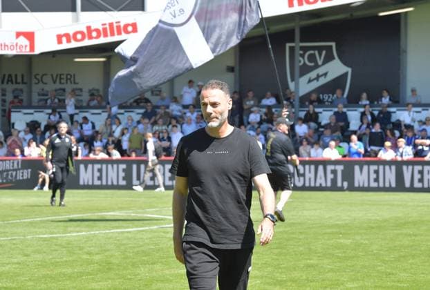 10.05.2025, GER, Fussball, 3.Liga, Saison 2024 2025, 37. Spieltag, Sportclub Arena, Verl SC Verl - TSV 1860 München 2 : 2 Alexander Ende (Trainer SC Verl), Aktion, Einzelbild, Quer, Mimik, Gestik, Trainer, Coach *** 10 05 2025, GER, Soccer, 3 Liga, Season 2024 2025, 37 Matchday, Sportclub Arena, Verl SC Verl TSV 1860 München 2 2 Alexander Ende Coach SC Verl , Action, Single Image, Cross, Facial expression, Gesture, Coach, Coach