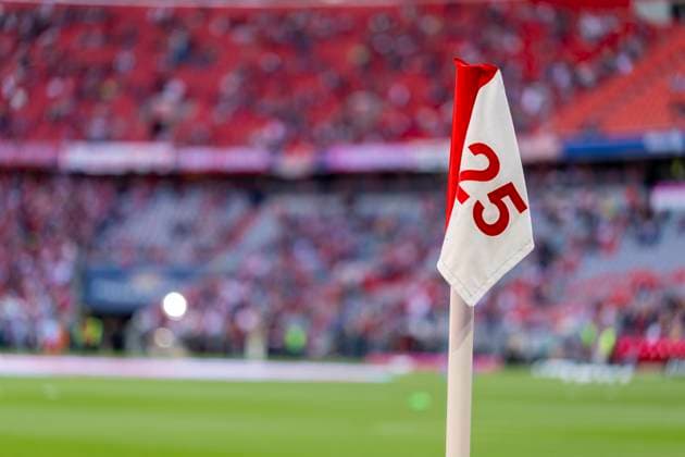 10 05 2025, Soccer 1 Bundesliga 2024 2025, Matchday 33, FC Bayern Munich Borussia Mönchengladbach, in the Allianz Arena Munich shirt number 25 on the corner flag in honor of Thomas Müller FC Bayern Munich who celebrates his farewell today,