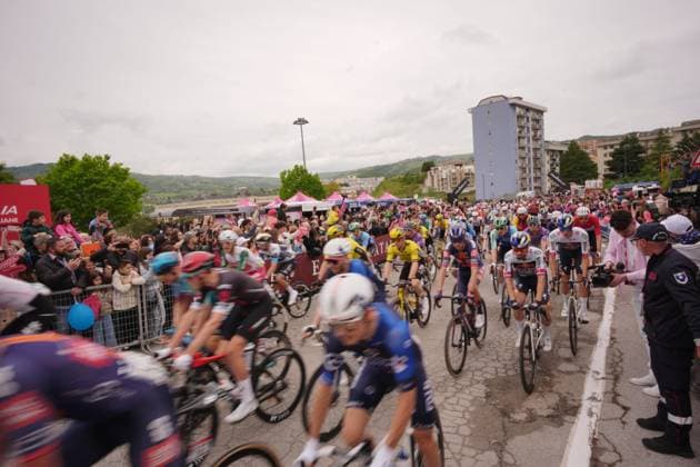 Start of the race during the stage 6 of the Giro d™Italia from Potenza to Napoli, Italy - Thursday, May 15, 2025. - cycling.  Copyright: xMarcoxAlpozzi LaPressex
